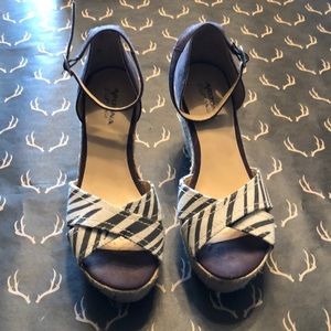 Wedge Sandles Darling 🌸 never worn size 8